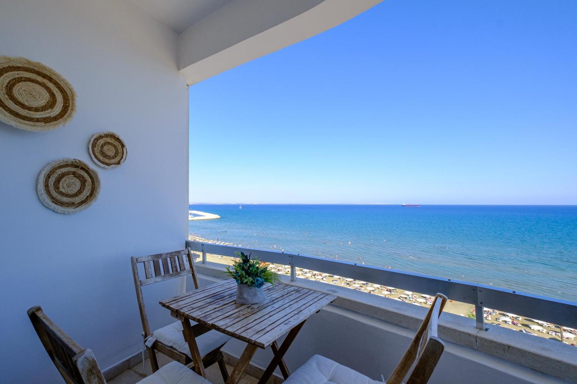 Lazuli Sea View Beachfront- Ap 61 Larnaca Exteriör bild