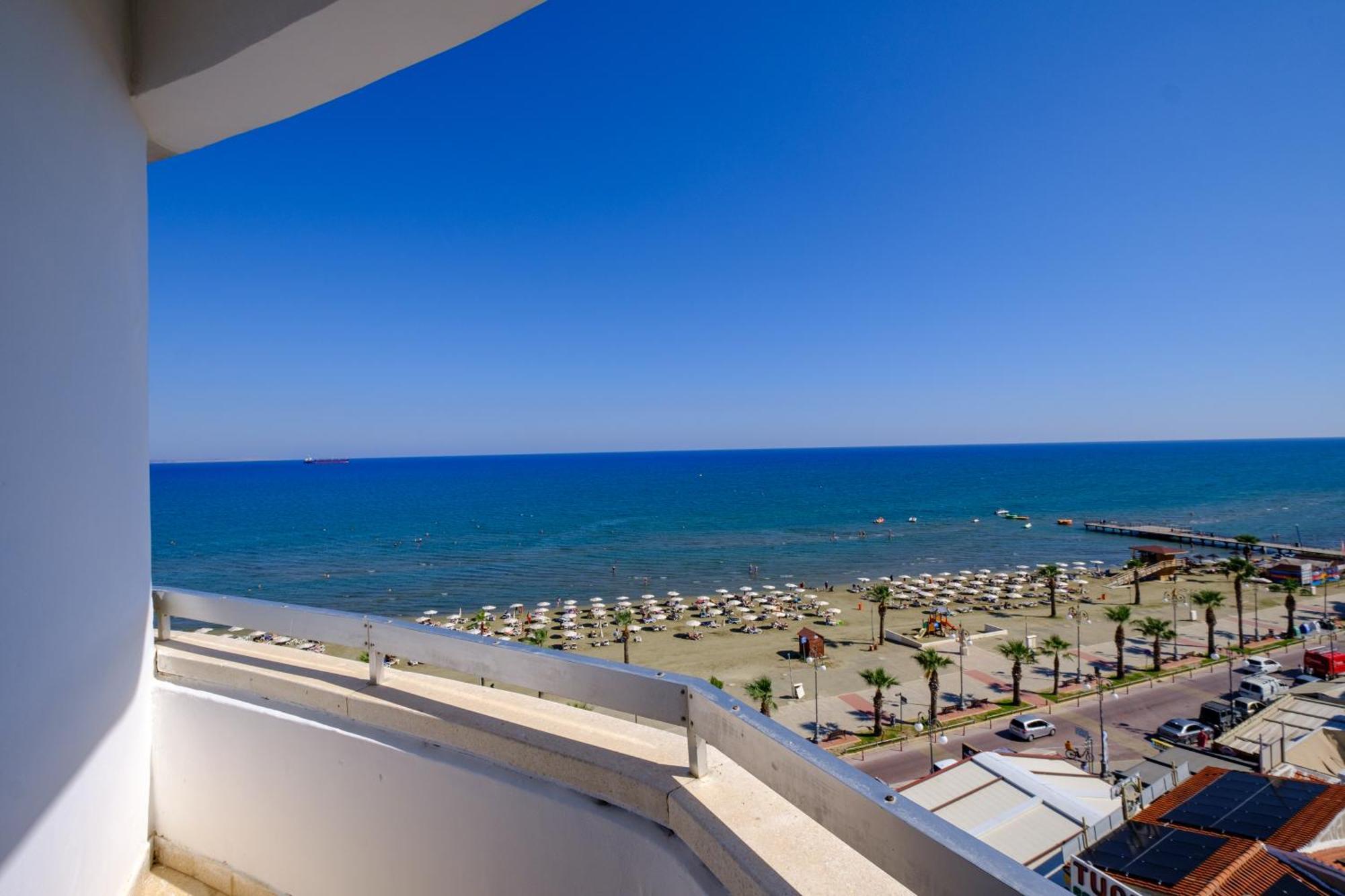 Lazuli Sea View Beachfront- Ap 61 Larnaca Exteriör bild
