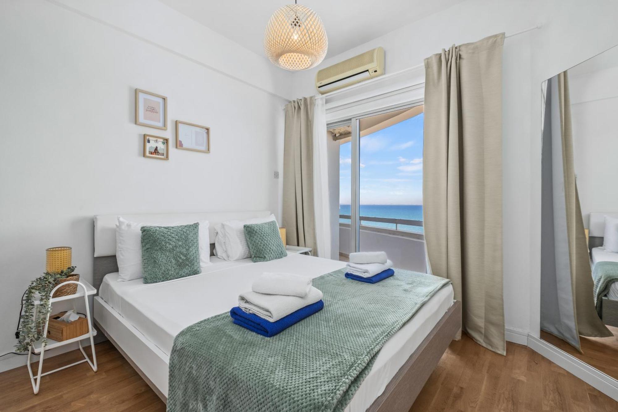 Lazuli Sea View Beachfront- Ap 61 Larnaca Exteriör bild