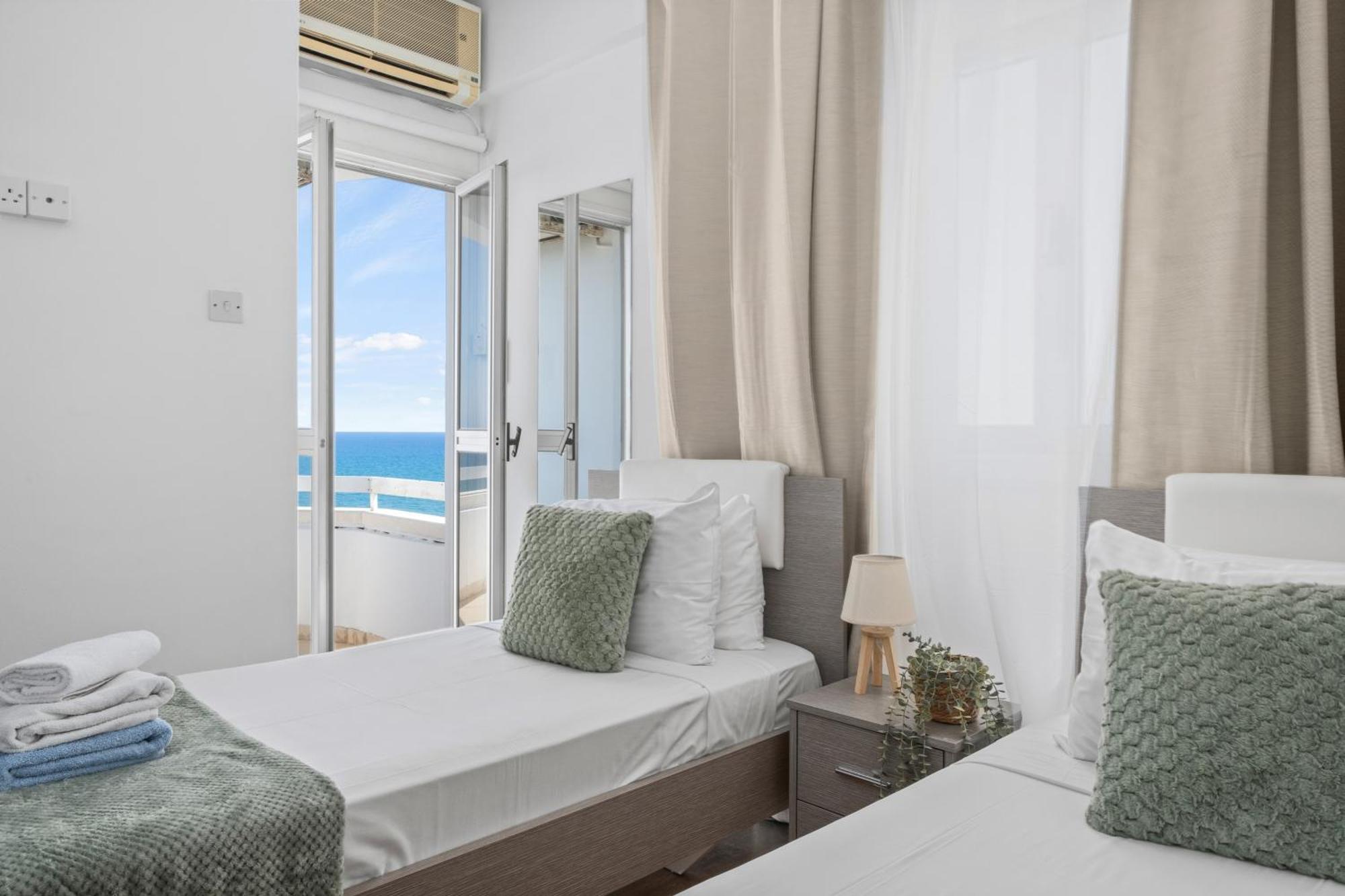 Lazuli Sea View Beachfront- Ap 61 Larnaca Exteriör bild