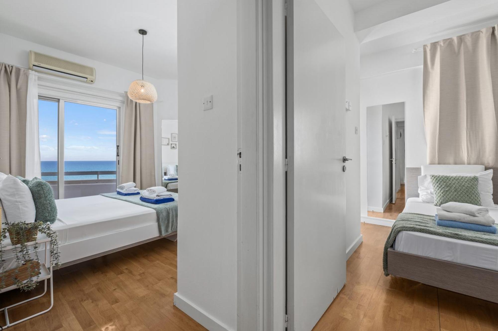 Lazuli Sea View Beachfront- Ap 61 Larnaca Exteriör bild